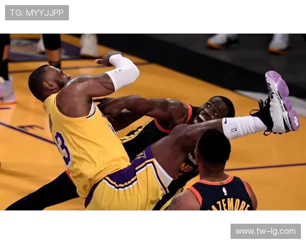 詹姆斯强调防守关键 斯玛特不满裁判判罚 詹姆斯强调防守关键 斯玛特不满裁判判罚